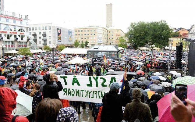 Les gens qui fuient la guerre ne sont pas aidés par nos larmes et notre sens «merveilleux» de la communauté, mais par une politique qui met les gens avant la frontière. Photo: Maja Suslin / TT