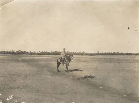 Gaston Chérau derrière un cadavre aux confins de l’oasis de Tripoli © Collection privée