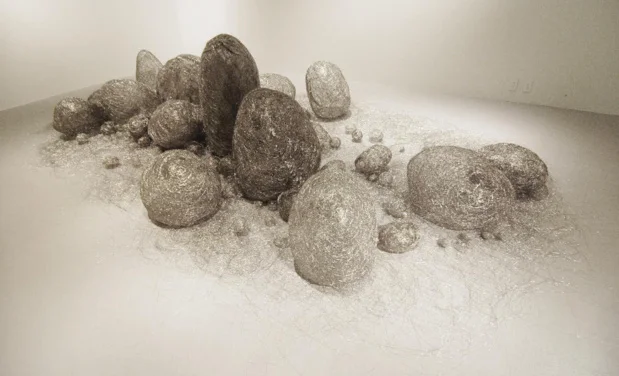 Kyôko Kumai, Temps, 2011 Fil d’acier inoxydable — 100 × 300 × 300 cm Photo © Mareo Suemasa