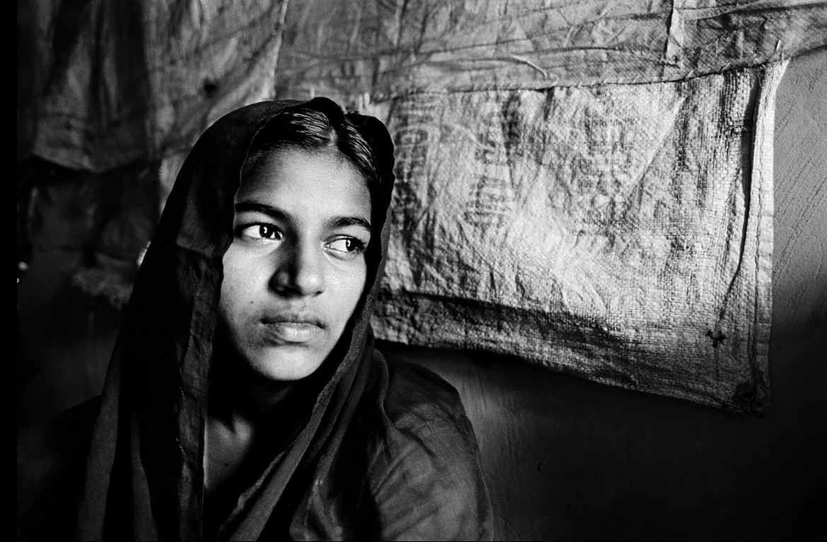Après avoir dû débourser de fortes sommes et attendre trois ans une réponse positive des autorités, cette jeune fille a finalement choisi un mariage religieux musulman, donc non-officiel. Quand cela a été découvert, sa famille a été punie d'une amende, et on l'a menacée de prison. Elle a fui au Bangladesh (2009). © Greg Constantine, Exiled To Nowhere