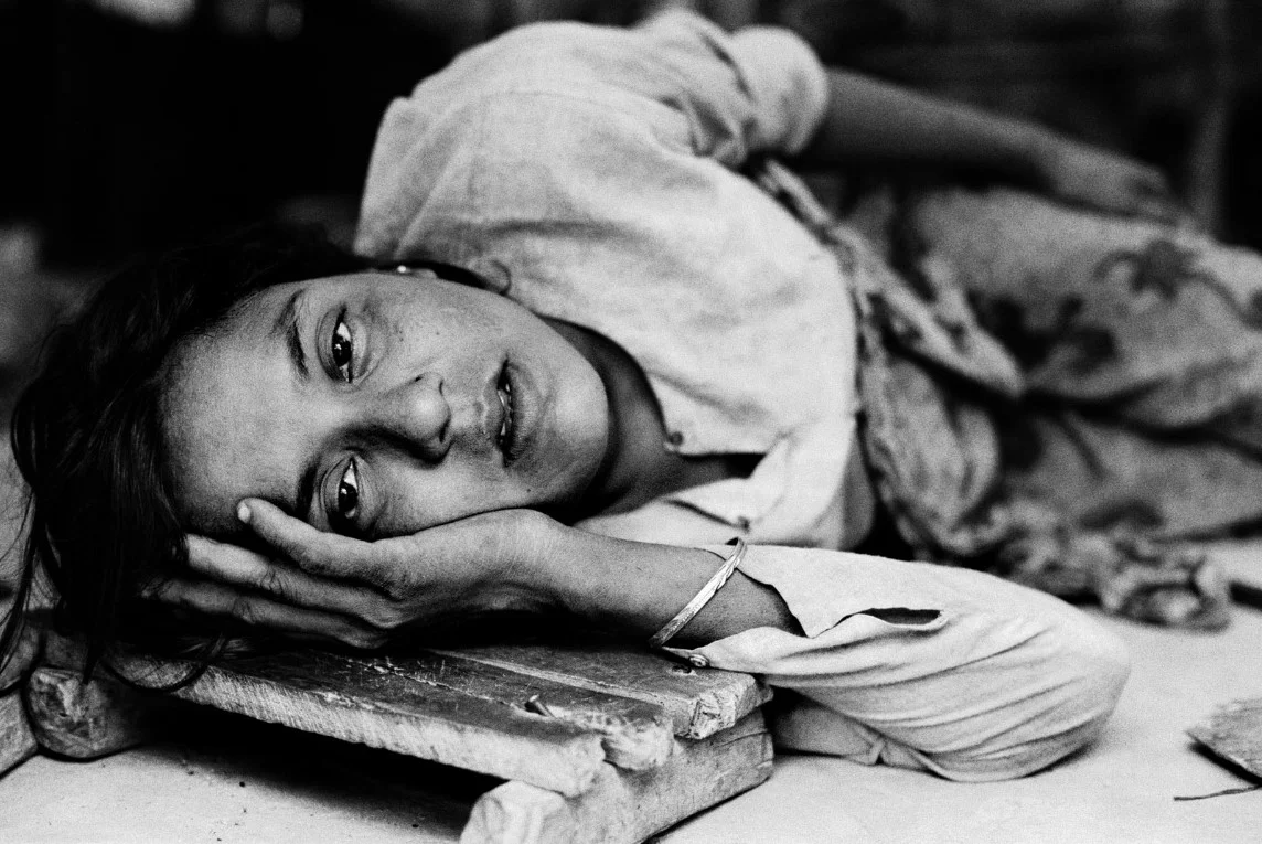 Cette femme est malade depuis dix jours et n'a pas la force de marcher. Les dix mille Rohyngia du camp de Tal n'ont reçu aucune assistance humanitaire (2006) © Greg Constantine, Exiled To Nowhere