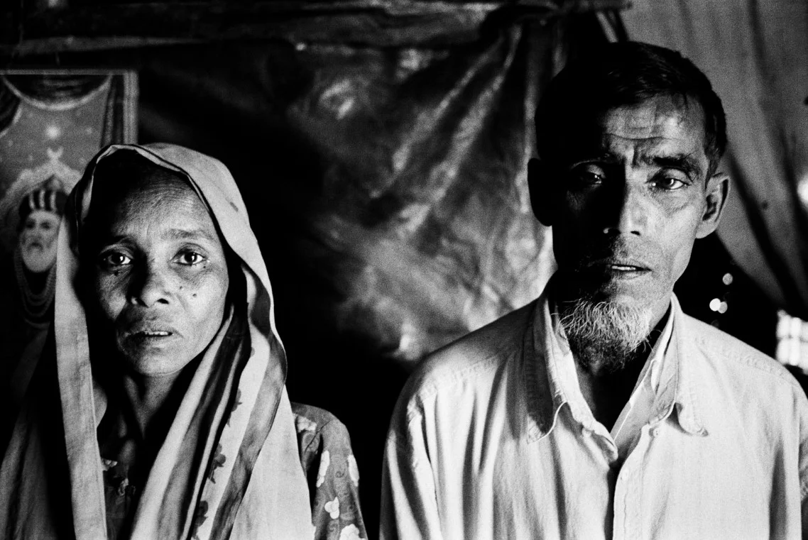 Pour échapper à leur situation désespérée au Bangladesh, des milliers de Rohingya essaient de trouver des passeurs qui les emmèneraient par bateau jusqu'en Thaïlande ou en Malaisie. Début 2009, les autorités thaïlandaises ont rejeté à la mer sans eau ni nourriture tous ceux qui tentaient d'entrer dans les eaux territoriales. La plupart ont disparu, comme le fils ce ce couple, dont ils n'ont plus jamais eu de nouvelles depuis son départ en bateau en décembre 2008 © Greg Constantine, Exiled To Nowhere