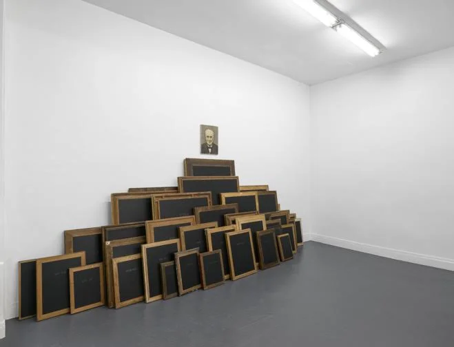 Raphaël Denis, Vernichtet, 2015 Installation, cadres anciens brûlés, graphite sur mdf —Courtesy of the artist &amp; Galerie Sator, Paris