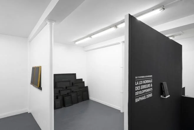 Raphaël Denis, Vernichtet, 2015 Installation, cadres anciens brûlés, graphite sur mdf —Courtesy of the artist &amp; Galerie Sator, Paris