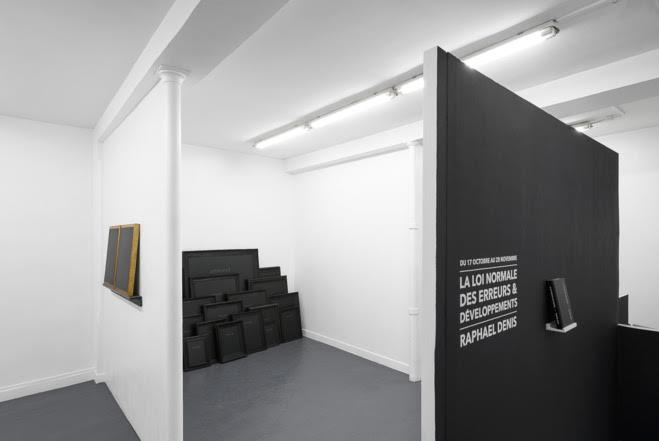 Raphaël Denis, Vernichtet, 2015 Installation, cadres anciens brûlés, graphite sur mdf —Courtesy of the artist & Galerie Sator, Paris