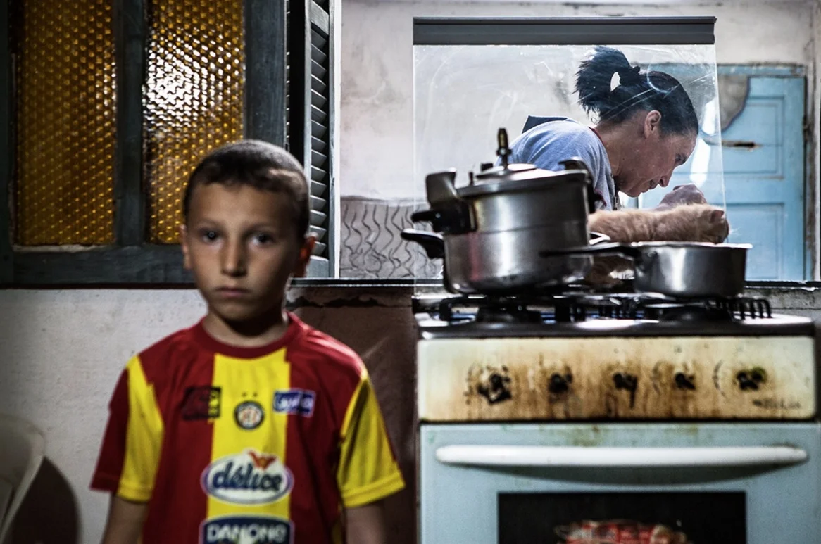 Om el Khir Ouirtatani est une mère de trois enfants, dont Ritej la cadette de sa fratrie, née quelques mois après le départ de son père, Nabil Ghuizaoui et le 29 mars 2011. Co-fondatrice de l’association « Terre pour tous », Om el Khir travaille en tant qu’institutrice auprès des enfants de cité El Nour et milite au quotidien pour subvenir aux besoins de sa famille et raviver la mémoire de son mari. Crédit image : Aymen Omrani