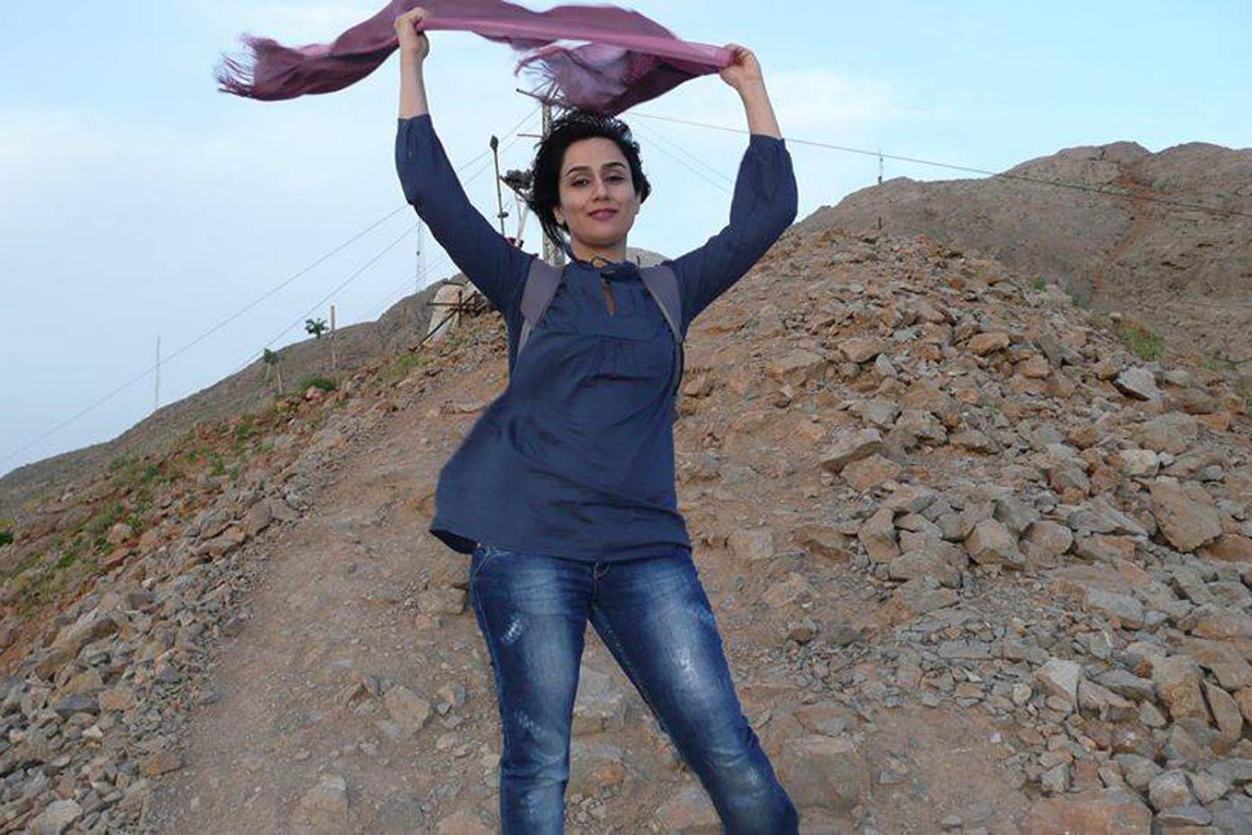 Pour protester contre les sévères restrictions qui règnent en république islamique d’Iran, des femmes ont décidé de s’afficher sur les réseaux sociaux sans leur voile pourtant obligatoire dans l’espace publique.