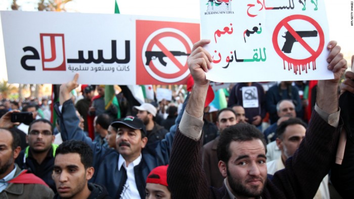 Place des Martyrs, Tripoli, décembre 2011 : "Non, non aux armes, Oui, oui à la loi"