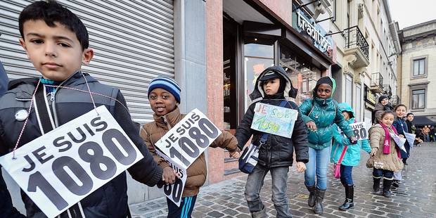En février 2015, des centaines d'habitants de Moellenbeck avaient organisé une parade pour montrer que l'image de la ville que donnent les média est fausse. 1080 est le code de la commune. 