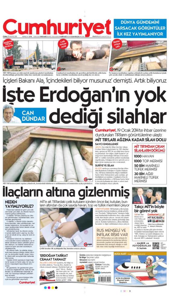 Le journal d’opposition Cumhuriyet avait diffusé des images d’obus de mortier dissimulés sous des médicaments dans des camions, officiellement affrétés par une organisation humanitaire, interceptés en janvier 2014 par la gendarmerie turque près de la frontière syrienne. Cette opération a viré au scandale politique lorsque des documents officiels publiés sur internet ont affirmé que ces camions appartenaient aux services de renseignement turcs (MIT) et transportaient armes et munitions destinées aux rebelles islamistes syriens en guerre contre le président Bachar al-Assad. Soupçonnés par ses alliés occidentaux de soutenir ces combattants, dont le groupe djihadiste État islamique (EI), le régime d’Ankara, dont le régime de Damas est devenu la bête noire, a toujours démenti ces accusations. Selon Cumhuriyet, les camions interceptés convoyaient un millier d’obus de mortier, 80.000 munitions pour des armes de petit et gros calibre et des centaines de lance-grenades. De fabrication russe, ces matériels ont été fournis par des pays de l’ancien bloc soviétique, a ajouté le journal. Le gouvernement a imposé un black-out médiatique, y compris sur les réseaux sociaux, sur l’affaire et ouvert une enquête qui a déjà abouti au placement en détention d’une cinquantaine de personnes.