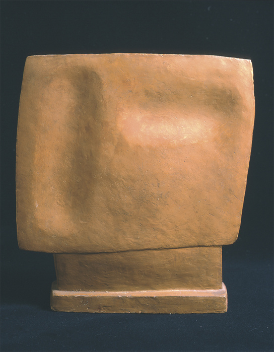 Alberto Giacometti, Tête qui regarde, 1929 Terre cuite — 37 × 33 × 6 cm Courtesy Jeanne Bucher Jaeger