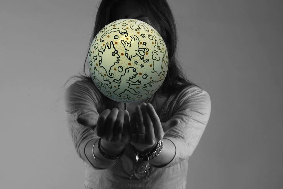 Dans ce monde qu'on m'impose des hommes en noir pullulent, par Laëtitia Testard