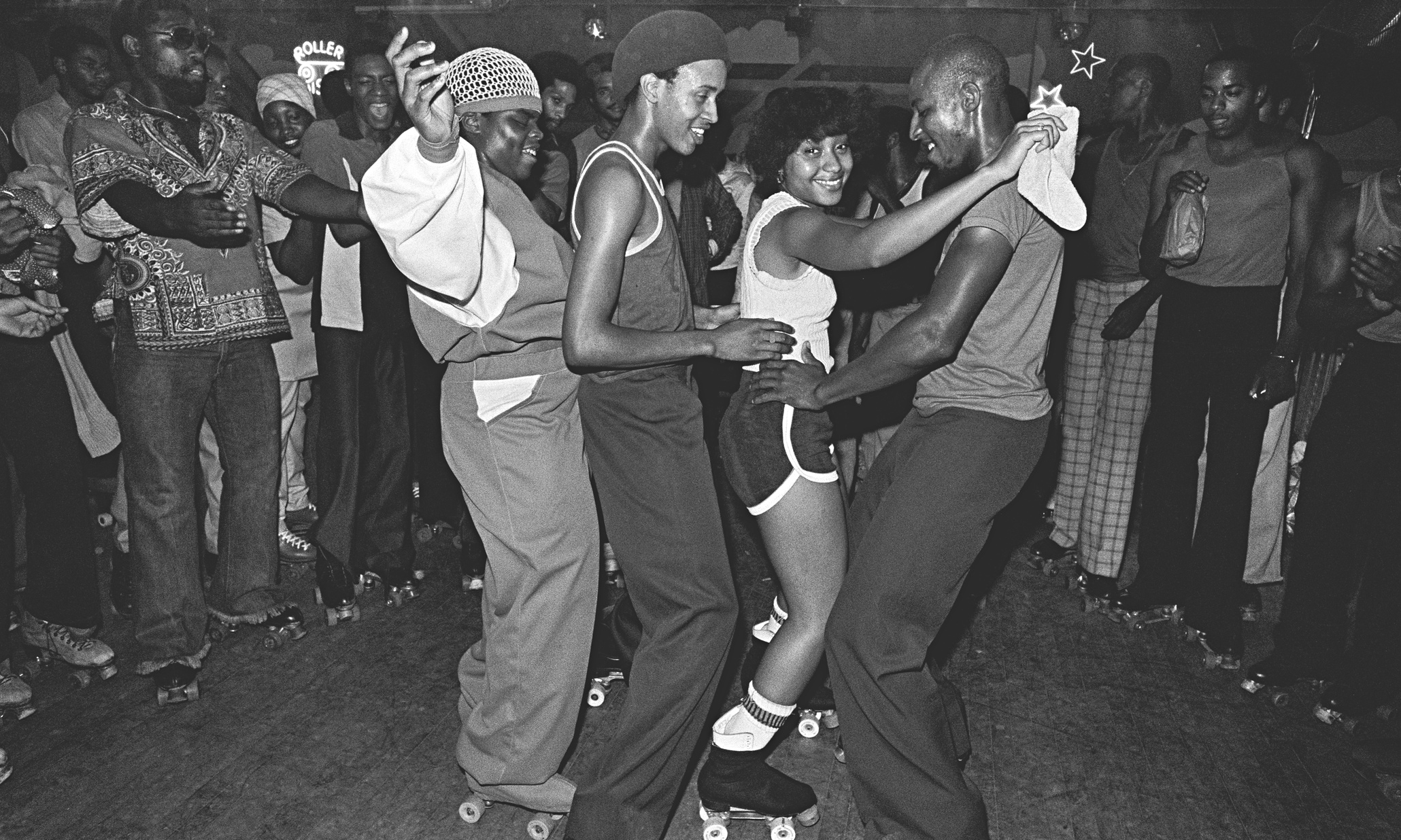 "The Roller Skating Rink Empire à Crown Heights, Brooklyn a ouvert en 1941 et a finalement fermé ses portes en 2007. Il fut converti en un roller disco dans les années 70, etl'orgue de la patinoire a été remplacé par un système de sonorisation et une cabine de DJ. Empire attirait généralement une foule afro-américaine, mais les meilleurs patineurs de toutes les races et de toutes croyances sont également venus. C'était un bon endroit pour prendre des photos pleines de bonnes vibes "-Bill Bernstein (Photo: Bill Bernstein / Reel Art Press)..