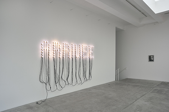 Christian Boltanski , vue de l’exposition Faire-part, Galerie Marian Goodman, 2015 Courtesy of the artist & Marian Goodman Gallery, Paris — Photo © Rebecca Fanuele
