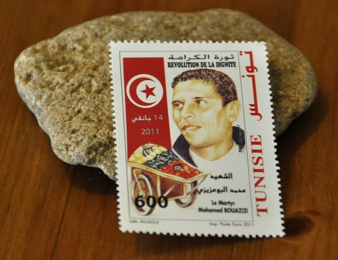 Un timbre postal commémorant la “révolution de la dignité” et le “Chahid” Mohamed Bouazizi.