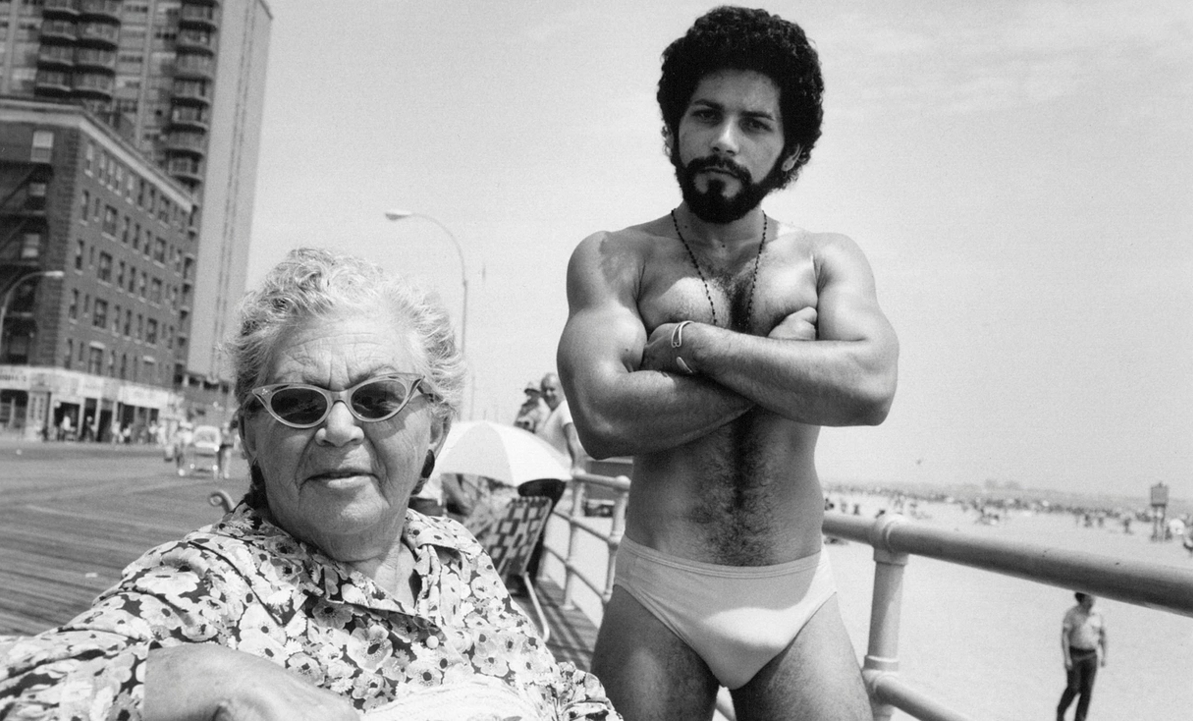 Angel & Woman on Boardwalk In Brighton Beach, 1976 Tirage gélatino-argentique vintage © Arlene Gottfried / Les Douches la Galerie, Paris