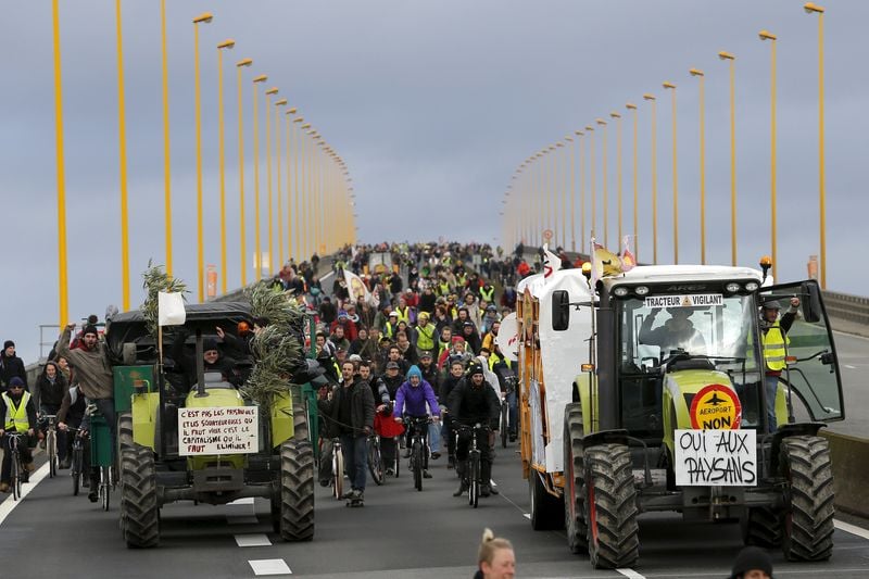 Quelque 7.200 marcheurs, 1.600 cyclistes et 350 tracteurs, selon la police, 20.000 manifestants et 400 tracteurs selon les organisateurs, ont défilé samedi 09 janvier sur le périphérique de Nantes pour s'opposer à la construction de l'aéroport de Notre Dame des Landes.