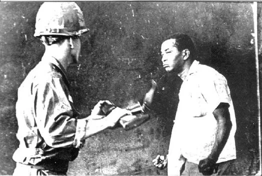 Photo prise par Juan Pérez Terrero lors de l’invasion de la République Dominicaine par 42.000 marines en 1965. L’étudiant Jacobo Ricón résiste au soldat états-unien qui lui ordonne de ramasser des ordures.