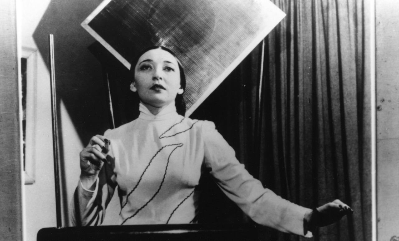 Clara Rockmore jouant du Theremine