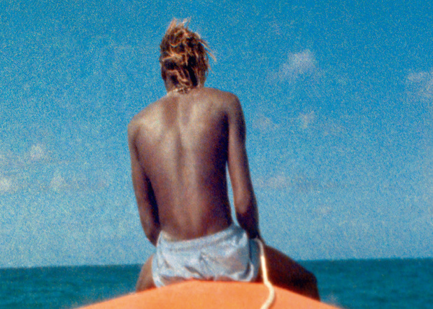 Steve McQueen , Ashes , 2014-15 Double projection vidéo HD synchronisée (transférée d’après des films 8 mm et 16 mm), son, écran double-face, affiches. 20 min.31 sec.