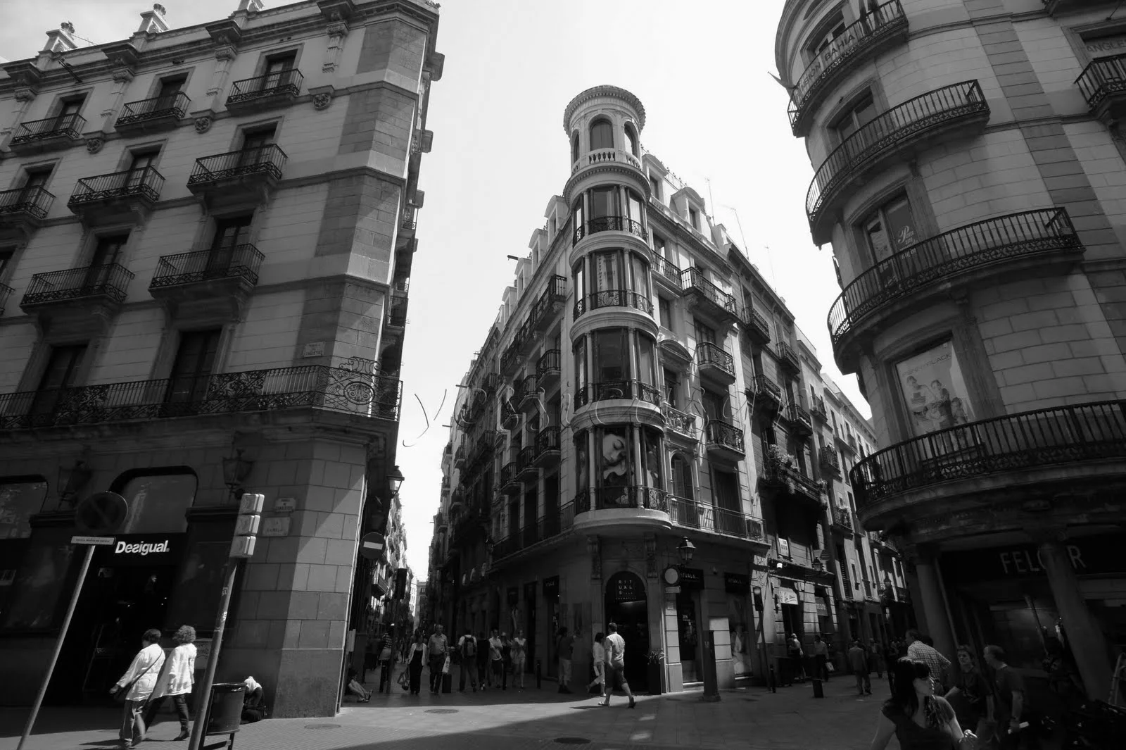 N’appelle pas à la maison, Shakespeare se pique dans une pissotière de Barcelone.