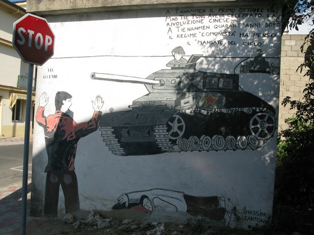 Mural sur la répression de la place Tienanmen dans la rue Salvador Allende à Orgosolo en Sardaigne.
