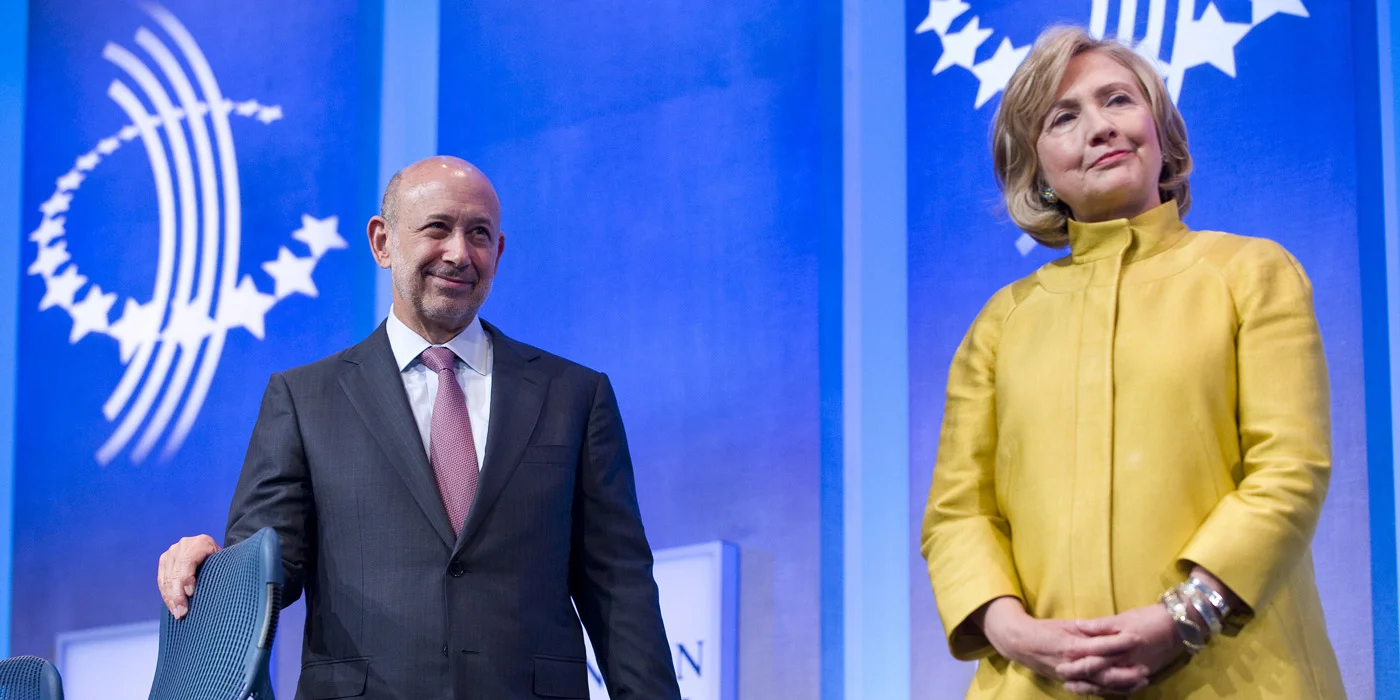 Hillary Clinton avec le PDG de Goldman Sachs, Lloyd Blankfein, lors d’un événement du Clinton Global Initiative, en septembre 2014, à New York. Photo: Stephen Chernin/AFP/Getty Images
