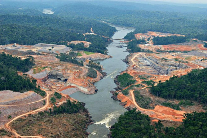 Construction of the São Manoel Dam in the Brazilian Amazon. International Rivers/Flickr , CC BY-NC-SA