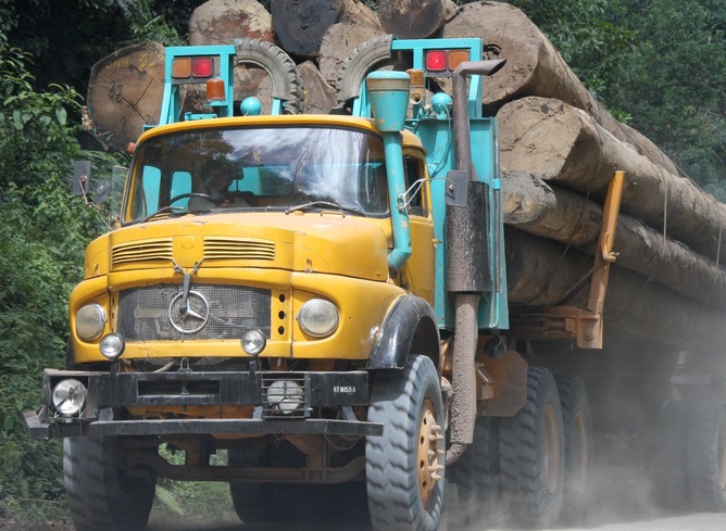 Logging truck in Malaysian Borneo (c) Rhett Butler / Mongabay.com