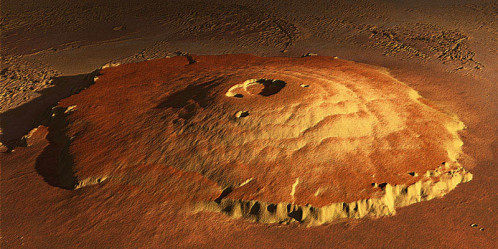 Le plus haut relief connu du système solaire : Olympus Mons, volcan bouclier culminant à 21 000 m au-dessus du niveau de référence martien.
