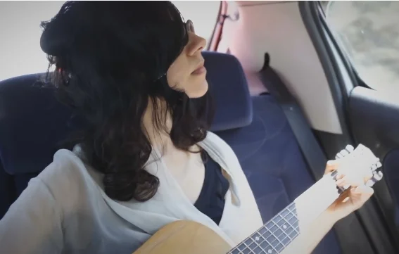 PJ Harvey dénonce la disparition de milliers d'enfants migrants en Europe