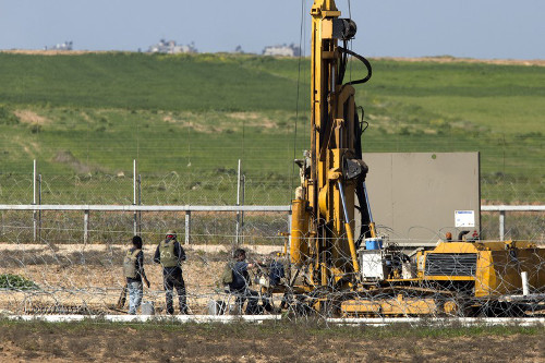 Une entreprise israélienne effectue un forage à la frontière de la Bande de Gaza, pour installer un système de détection anti-tunnels, le 3 février 2016 - Photo EPA/Jim Hollander