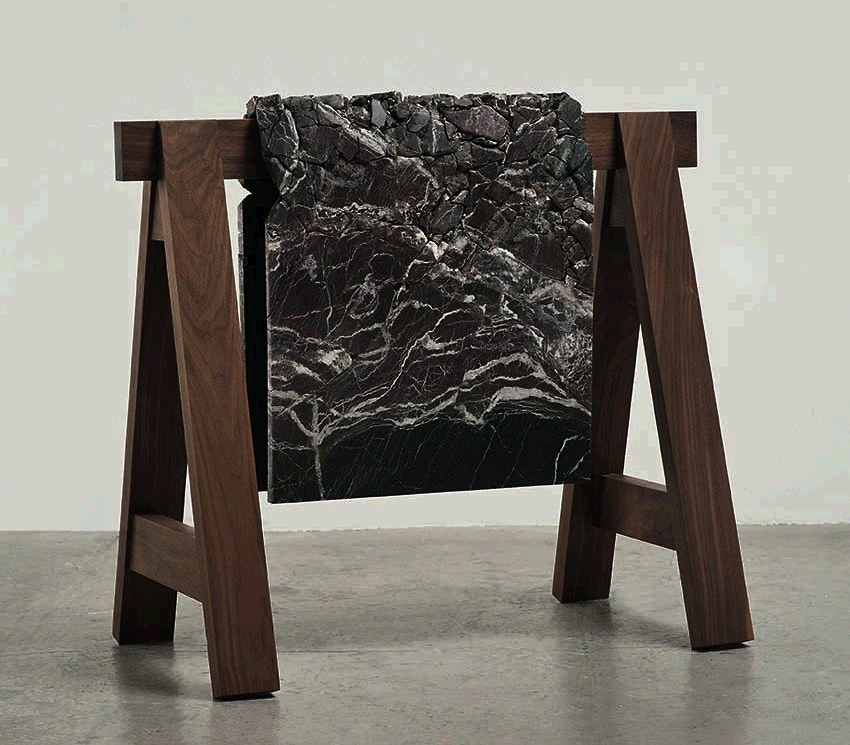 Analia Saban,&nbsp;Draped Marble, 2014. Bois, marbre. 83,8 x 91,4 x 49,5 cmCourtesy de l’artiste et Sprüth Magers