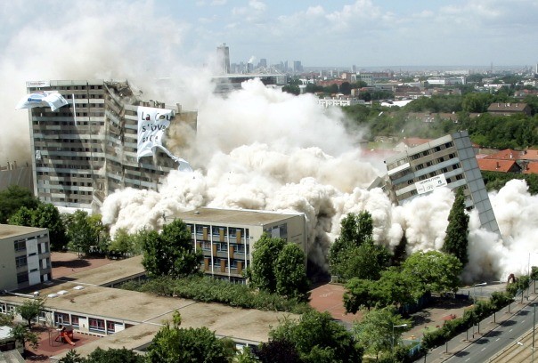 Destruction de deux immeubles de la cité des 4000 à La Courneuve (Reuters/Philippe Wojazer)