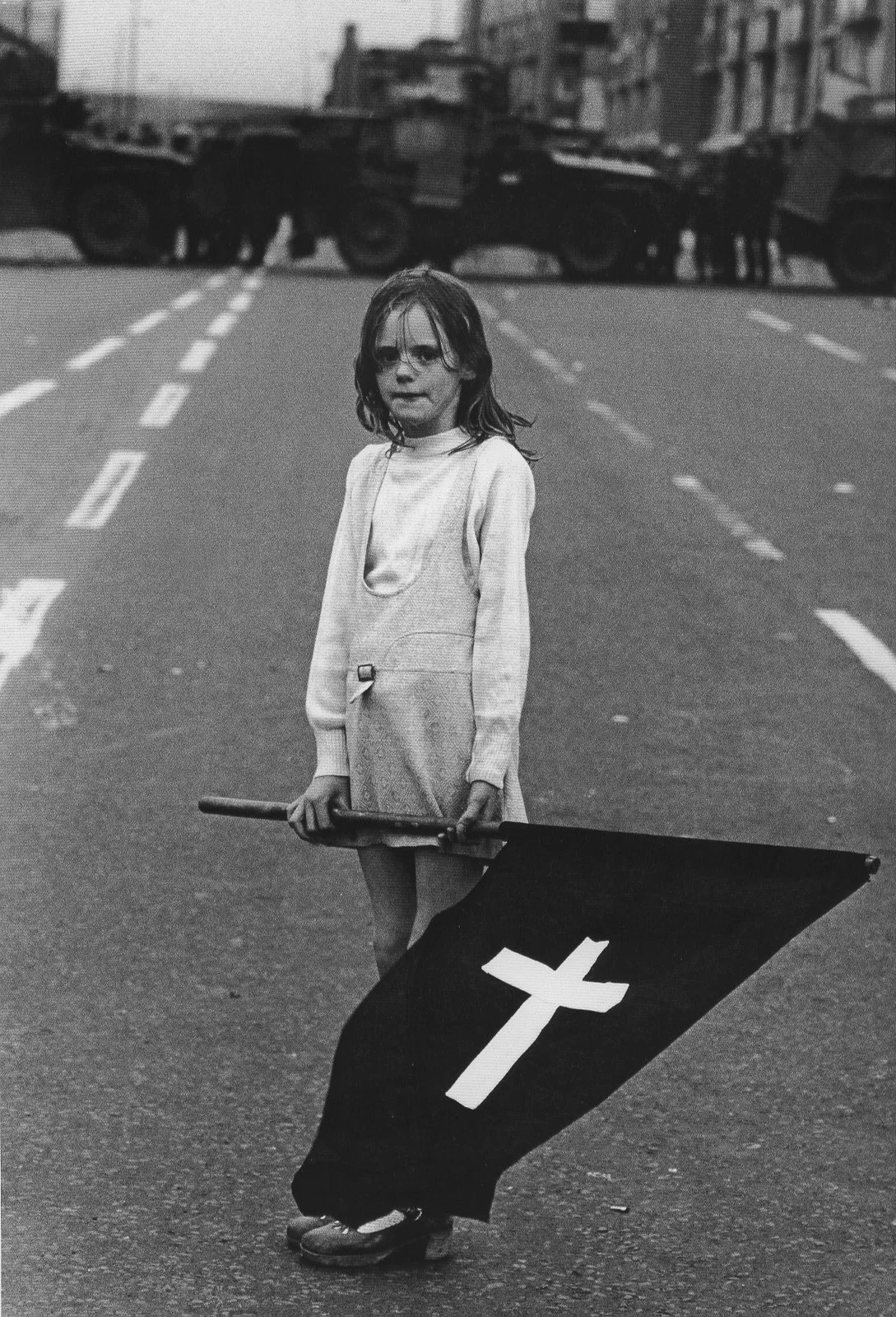 Girl at Catholic Funeral Procession @ Christine Spengler Irlande du Nord, Londonderry, 1972
