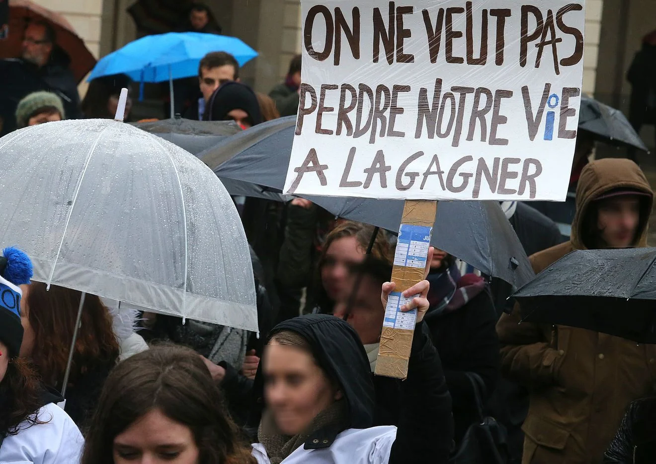 Devoir trimer et en plus sourire - la réalité du travail aujourd'hui
