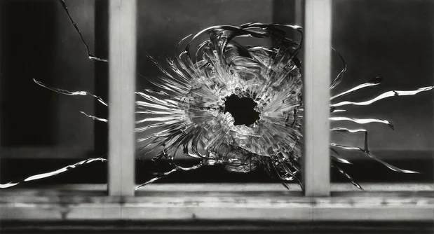 Robert Longo, Untitled (Bullet Hole in Window, January 7, 2015), 2015 Fusain sur papier —&nbsp;193 ×&nbsp;363,2 cm Courtesy the Artist and Galerie Thaddaeus Ropac, Paris/Salzburg. Photo: Charles Duprat