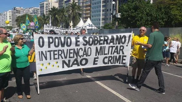 "Le peuple est souverain ! L'intervention militaire n'est pas un crime"