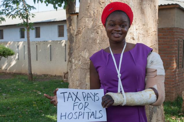 "Les impôts paient les hôpitaux" clame la pancarte de Chisomo Bullah, militante au Malawi, qui a eu le bras cassé dans un accident de voiture. - See more at: http://www.peuples-solidaires.org/2016/04/panama-papers-et-justice-fiscale#sthash.1YBHUHGY.…