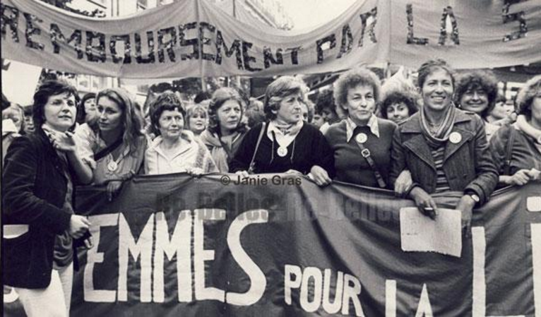 Une manifestation du MLF en 1979 à Paris. Devant la banderole, Martine Storti, et, derrière, Sophie Chauveau, Luce Irigaray, Simone Iff, Huguette Bourchardeau et Maya Surduts / Crédit : Janie Gras.
