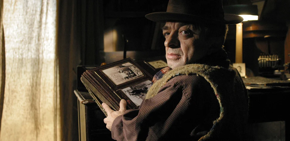 Sous la poussière, les monstres, vu par Claro