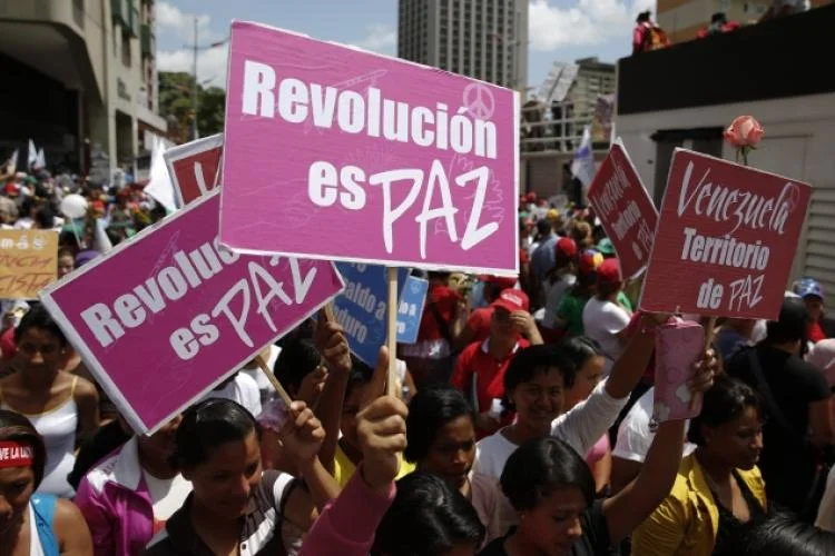 1. Manifestants en faveur du gouvernement : "Paix"