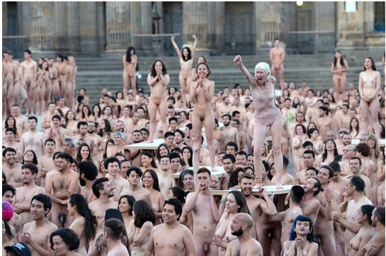 Quand le nu s'affiche en masse, c'est souvent avec Spencer Tunick 