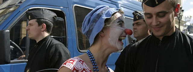 Opération de séduction de la brigade activiste des clowns, un jour de fête nationale. Paris, juillet 2007. Cyril Cavalié.