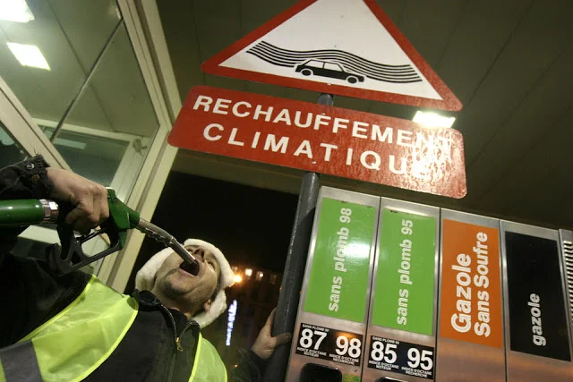 Action du collectif Bande d'arrêt d'urgence. Paris, décembre 2007. Cyril Cavalié.