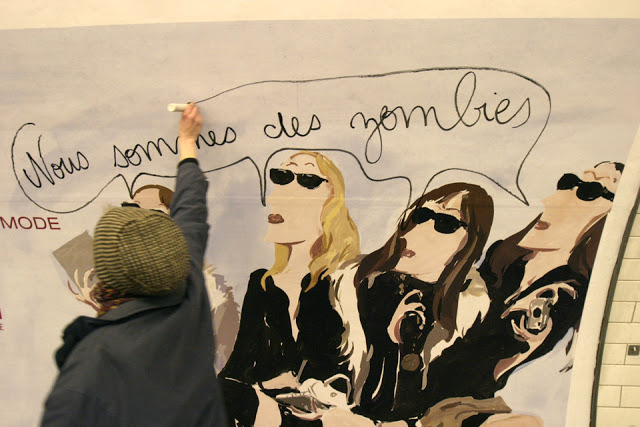 En colère contre l'omniprésence de la publicité, un activiste prend pour cibles les affiches du métro parisien (mars 2006). Cyril Cavalié.