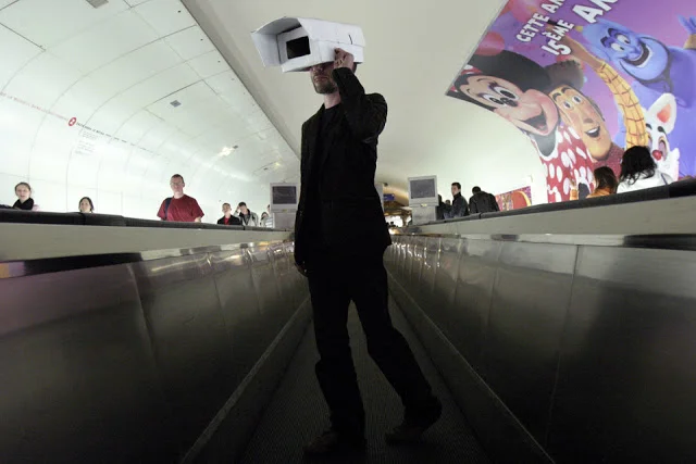 Action de sensibilisation dans le métro parisien contre la vidéosurveillance, signée Souriez vous êtes filmés. Mai 2007. Cyril Cavalié.