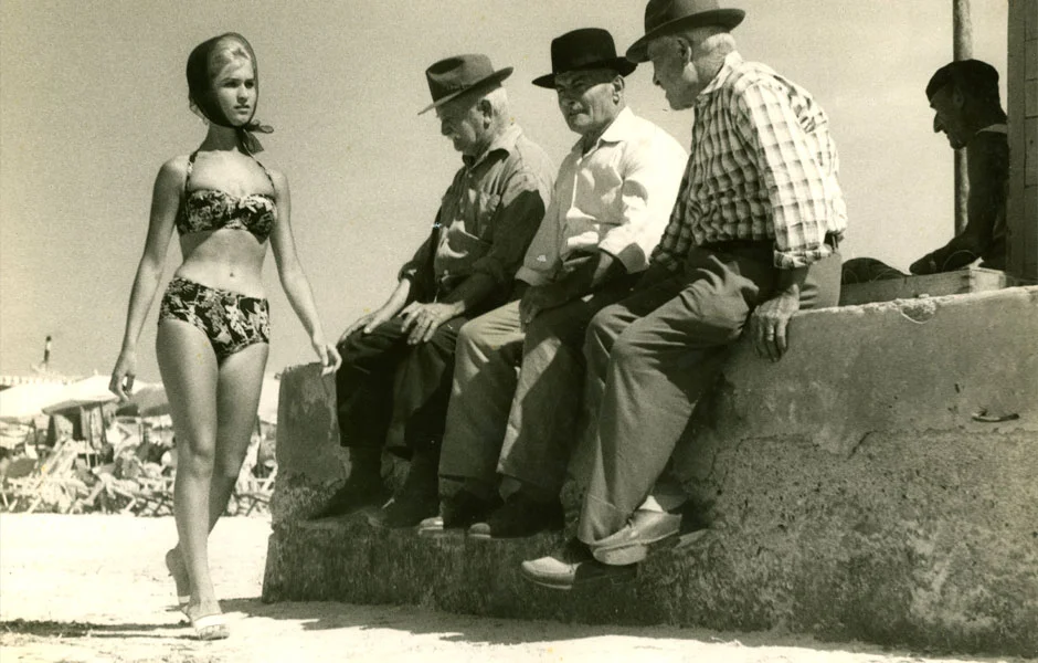 1950. L'arrivée (avec foulard !) du bikini sur les plages italiennes.