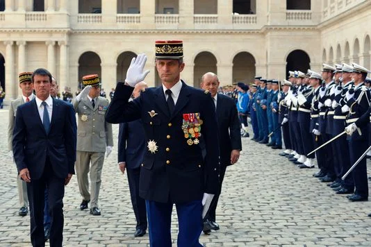 Le général &nbsp;Denis Favier lors de sa cérémonie de départ dans la cour des Invalides à Paris le 30 août 2016.&nbsp;BERTRAND GUAY / AFP