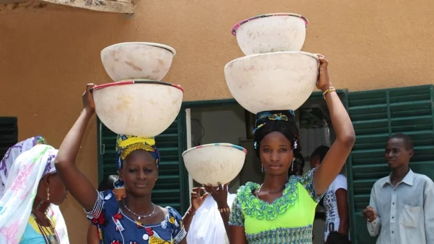 La production laitière est ici entièrement entre les mains de femmes ; 95 pour cent du lait burkinabé est produit par les femmes.